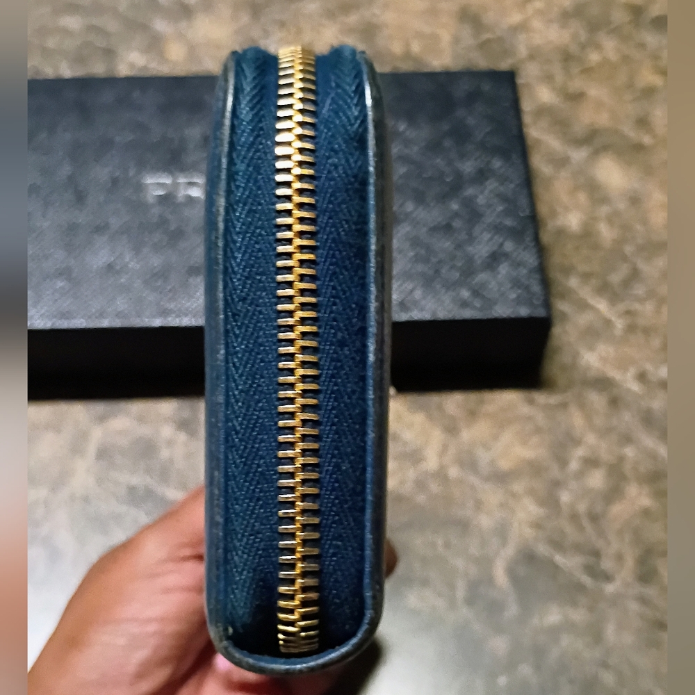 PRADA Saffiano Blue Leather Zip Around Wallet. With Box & AUTHENTICITY Card! - Picture 4 of 11